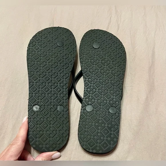 NWOT- 🖤 Tory Burch Black Flip Flops - Picture 3 of 4